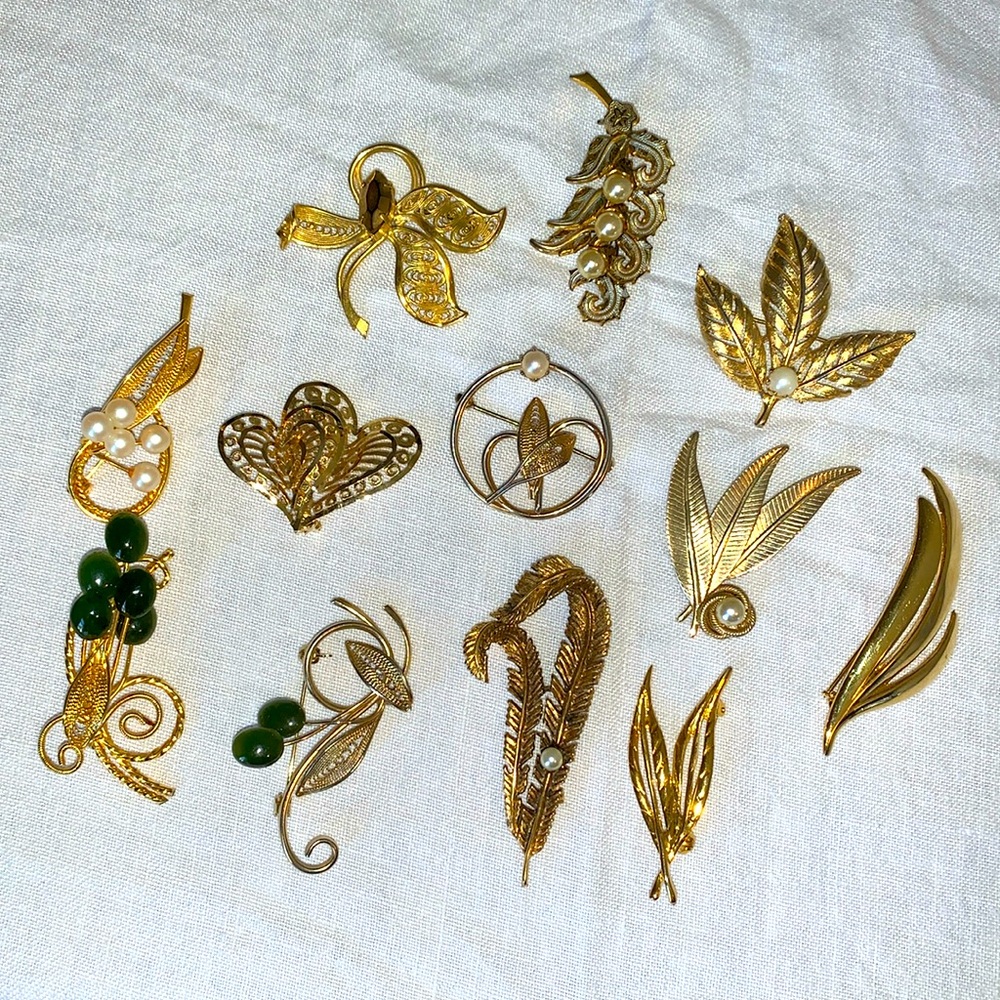 Lot of vintage brooches
